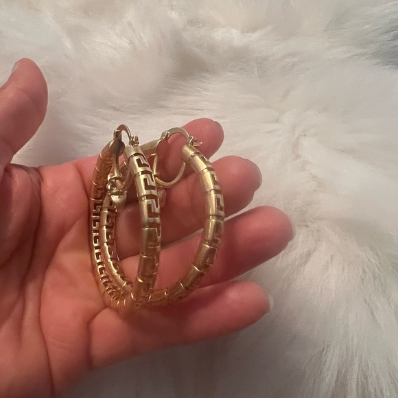 Designer hoop earrings-gold - Picture 4 of 5